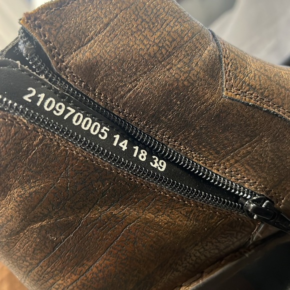 London Fly Ankle Boots made in Portugal Gold and Black - Picture 9 of 10